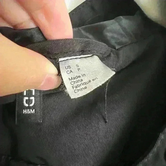 H&M Women’s Black Puffer (ish) Jacket Size Small - Picture 4 of 13